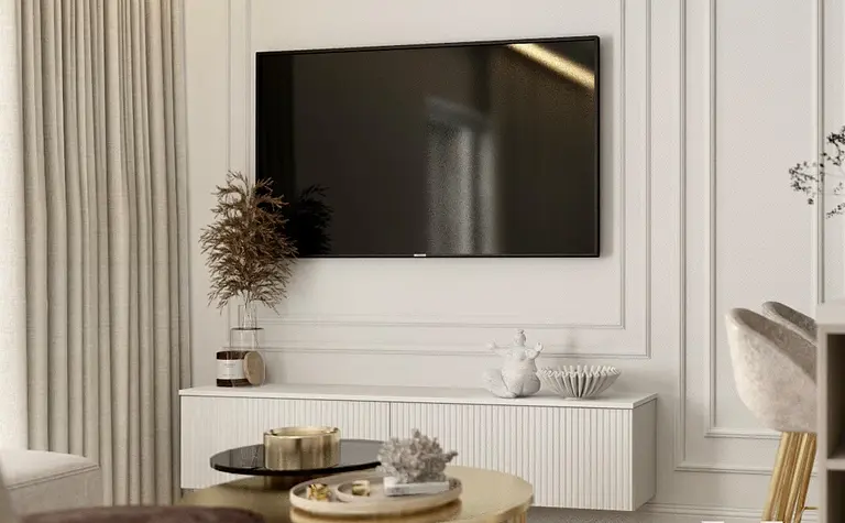 Nowoczesny salon z białymi meblami i złotymi detalami w stylu glamour.