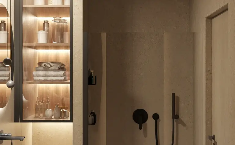 Nowoczesna łazienka z minimalistycznym designem, soft minimalizm, beżowe ściany i półki.