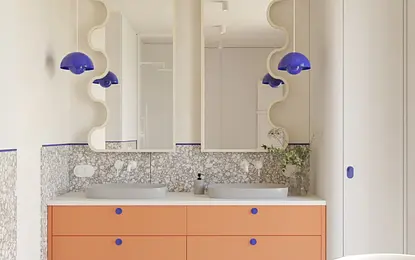 Wnętrze łazienki z pomarańczowymi meblami i niebieskimi lampami, styl art deco i minimalistyczny.