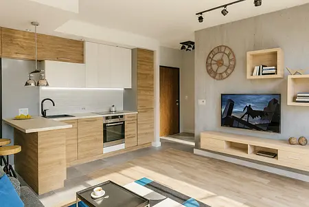Nowoczesna kuchnia w stylu eklektycznym i minimalistycznym, z drewnianymi elementami.