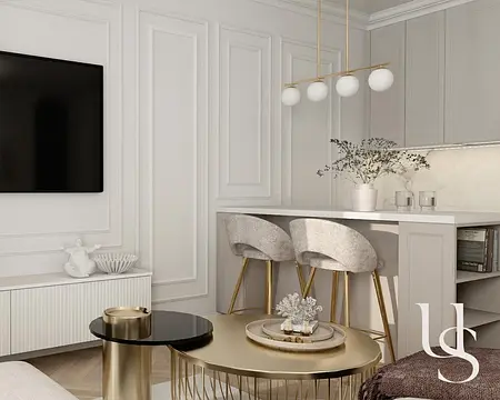 Nowoczesne wnętrze z białą kuchnią, złotymi dodatkami i szarymi krzesłami w stylu glamour.