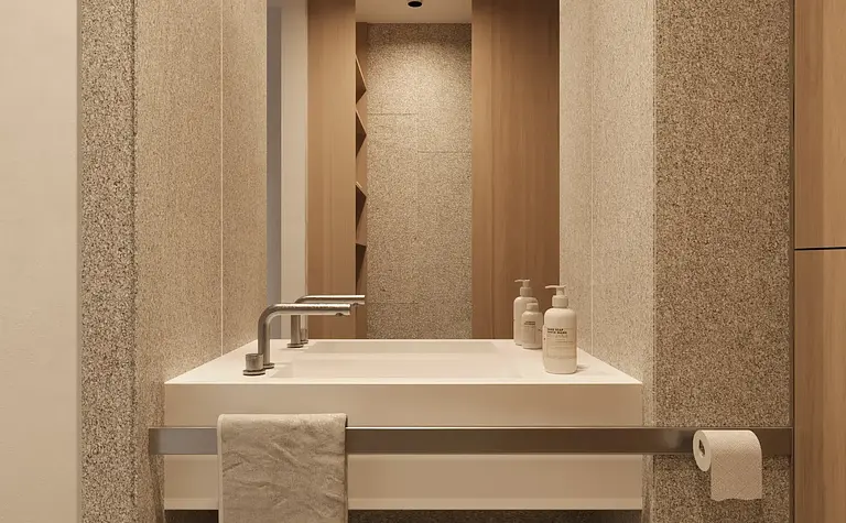 Stylowy salon z białą sofą, marmurową ścianą i nowoczesnym oświetleniem w stylu glamour.