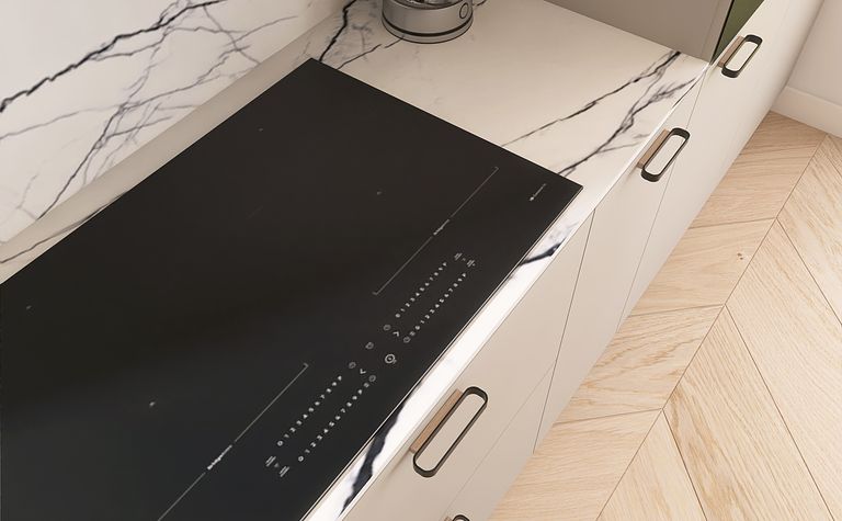 Nowoczesna kuchnia z czarnym blatem, białymi meblami i drewnianą podłogą.