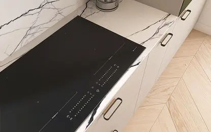 Nowoczesna kuchnia z czarnym blatem, białymi meblami i drewnianą podłogą.