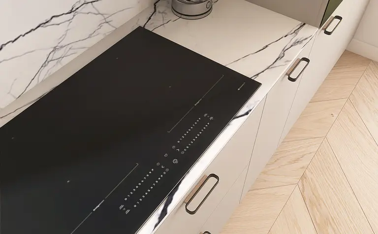 Nowoczesna kuchnia z czarnym blatem, białymi meblami i drewnianą podłogą.