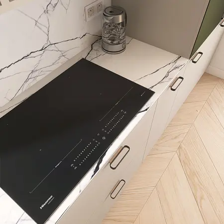 Nowoczesna kuchnia z czarnym blatem, białymi meblami i drewnianą podłogą.