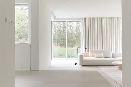 Współczesny salon z obrazem, drewnianymi meblami i eleganckimi detalami.