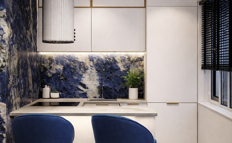 Wnętrze kuchni z niebieskimi krzesłami oraz białymi meblami, styl glamour i nowoczesny.