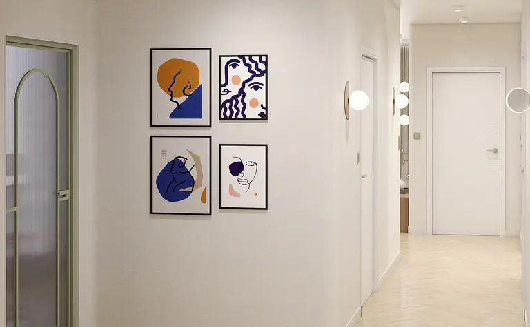 Przedpokój z nowoczesnymi ilustracjami i jasnymi ścianami w stylu eklektycznym.