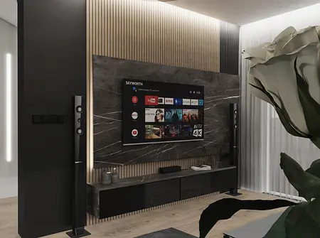 Nowoczesny salon z czarnym telewizorem na ścianie i drewnianymi akcentami.