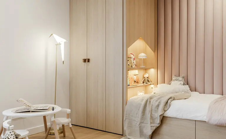 Pokój dziecięcy w stylu japandi z drewnianymi meblami, minimalistycznymi dodatkami.