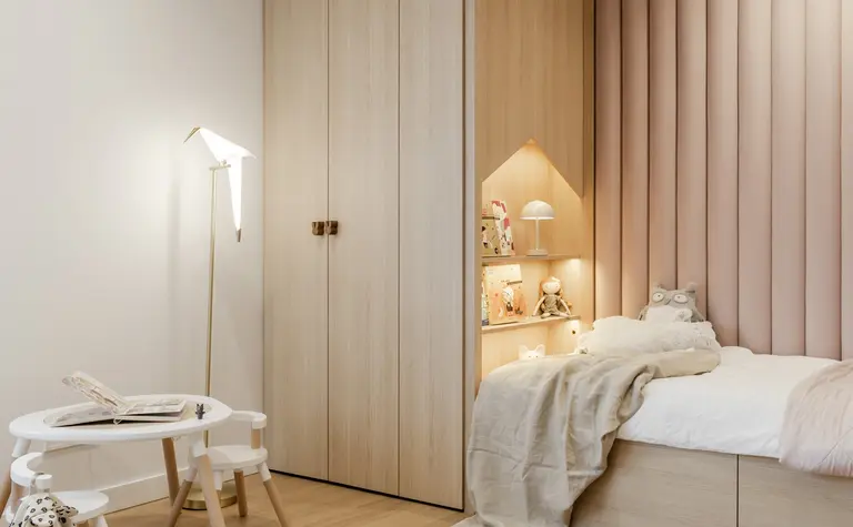 Pokój dziecięcy w stylu japandi z drewnianymi meblami, minimalistycznymi dodatkami.
