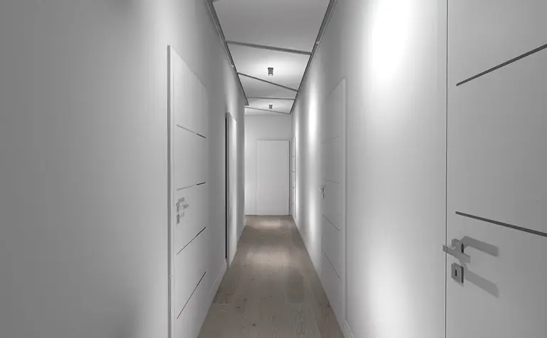Korytarz w stylu dopamine decor i minimalistycznym z białymi ścianami i drewnianą podłogą.