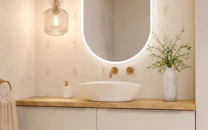 Nowoczesna łazienka z białą umywalką, drewnianym blatem i stylowymi akcentami glamour i skandynawskim.
