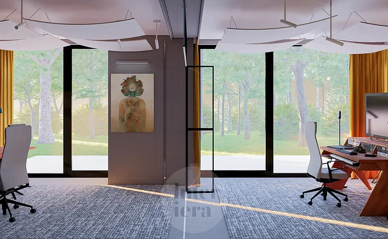 Eklektyczne biuro z drewnianą ścianą, minimalistycznym biurkiem i jasnymi zasłonami.