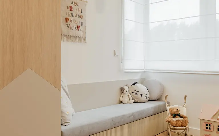 Przytulny pokój dziecięcy w stylu japandi, minimalistycznym i soft minimalizmie.