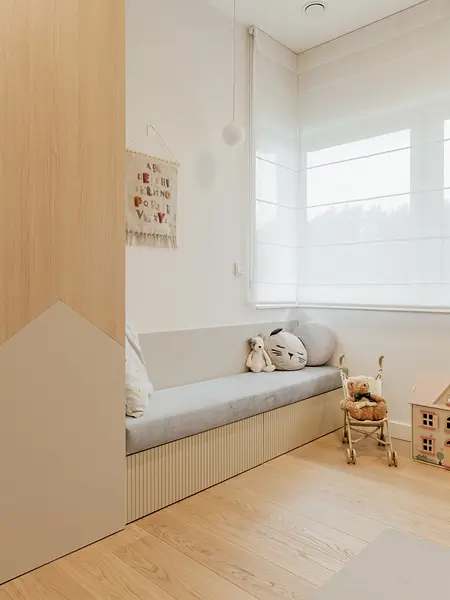 Przytulny pokój dziecięcy w stylu japandi, minimalistycznym i soft minimalizmie.