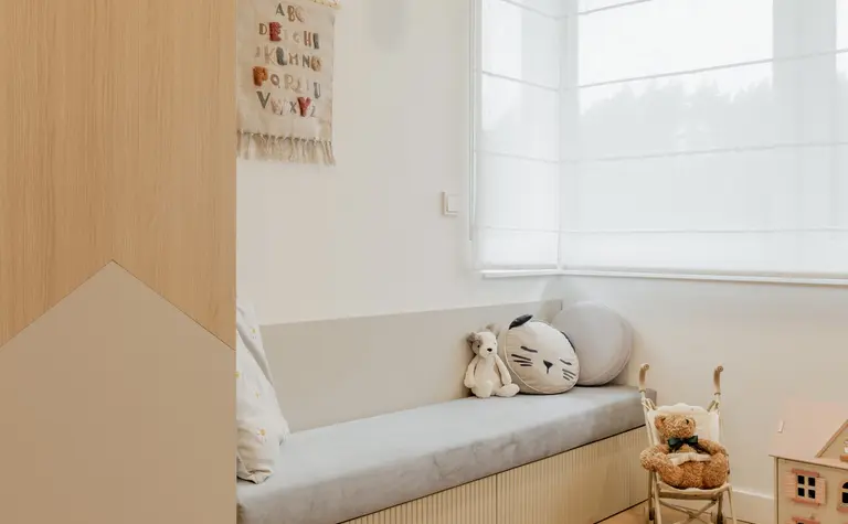 Przytulny pokój dziecięcy w stylu japandi, minimalistycznym i soft minimalizmie.