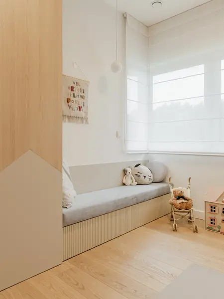 Przytulny pokój dziecięcy w stylu japandi, minimalistycznym i soft minimalizmie.