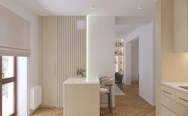 Wnętrze nowoczesnej kuchni z jasnymi meblami i drewnianą podłogą.