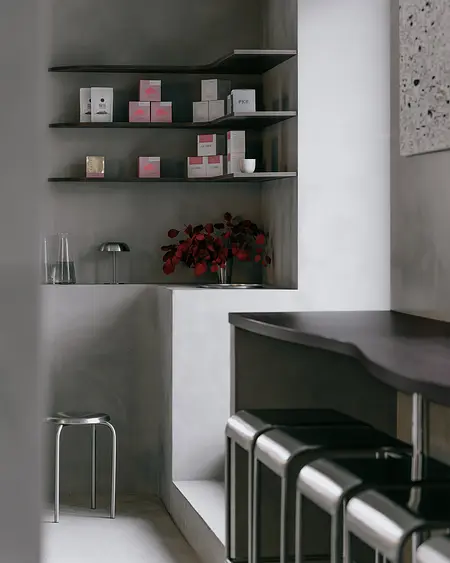 Minimalistyczne wnętrze kuchni z industrialnymi akcentami, nowoczesnymi meblami.