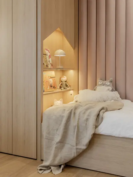 Pokój dziecięcy w stylu japandi i minimalistycznym z drewnianymi meblami.