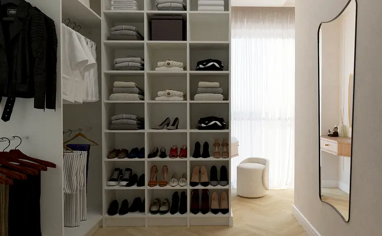 Garderoba z białymi półkami, odzieżą i butami, styl art deco, minimalistyczny, tradycyjny.