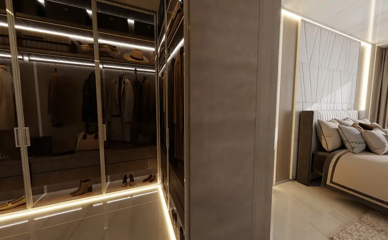 Garderoba z przeszklonymi drzwiami i nowoczesnym oświetleniem, przestrzeń do przechowywania.