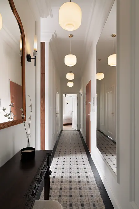 Eklektyczny przedpokój z vintage dodatkami i lustrem