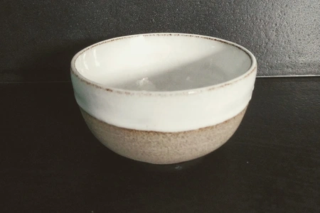 Miska ceramiczna w stylu boho, japandi i minimalistycznym z białym i brązowym wykończeniem.