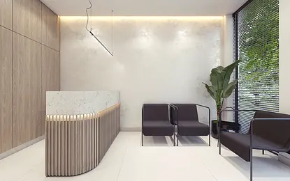 Wnętrze minimalistycznej recepcji z drewnianą ladą i nowoczesnymi fotelami.