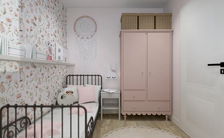 Pokój dziecięcy z różową szafą i dekoracjami w stylu rustykalnym.