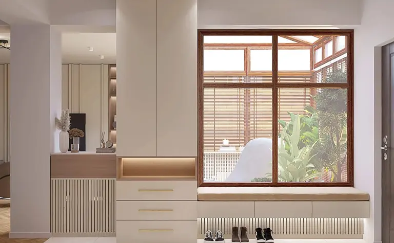 Nowoczesny przedpokój z beżowymi meblami i dużym oknem, roślinami i szafą.