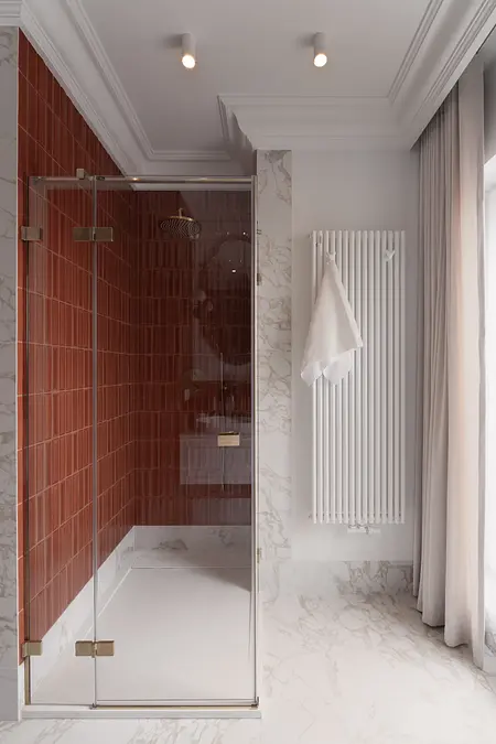 Nowoczesna łazienka z eklektycznym stylem, czerwoną glazurą i białymi elementami.