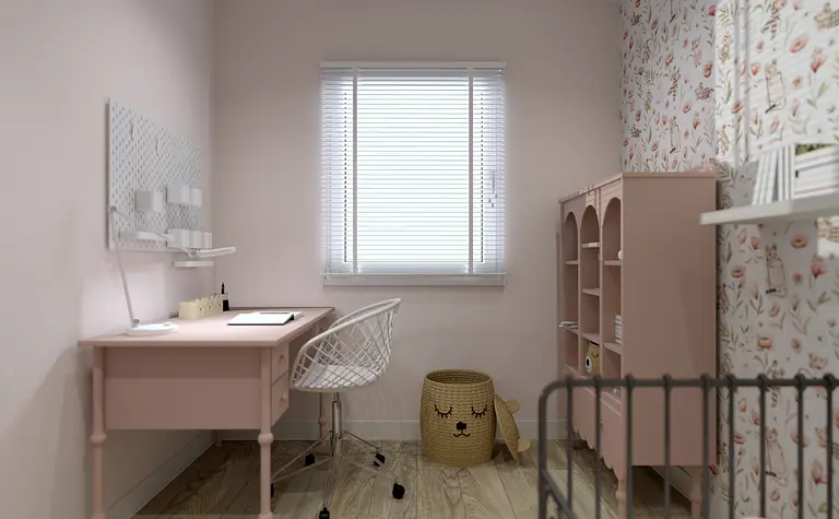 Pokój dziecięcy z różowym biurkiem, regałem i tapetą w kwiaty, styl rustykalny.