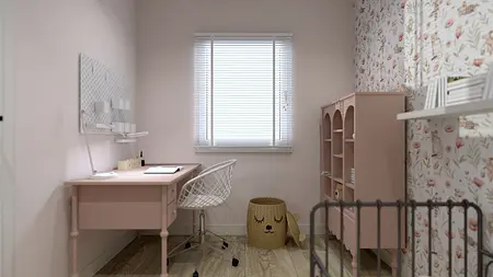 Pokój dziecięcy z różowym biurkiem, regałem i tapetą w kwiaty, styl rustykalny.