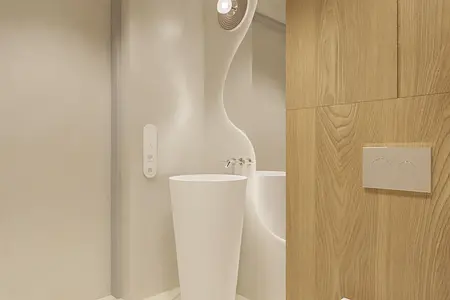 Nowoczesna łazienka w stylu japandi z białą umywalką i drewnianymi detalami.