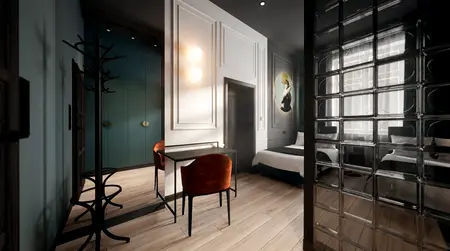 Wnętrze z art deco, dopamine decor i eklektycznym stylem, brązowy fotel, niebieska szafa.