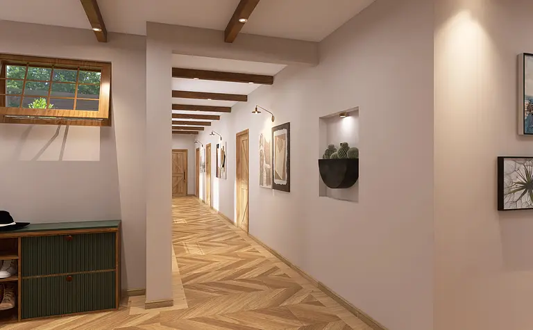 Przedpokój w stylu rustykalnym i industrialnym z drewnianą podłogą i obrazami.