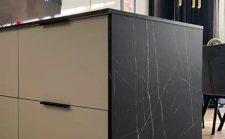 Kuchnia w nowoczesnym stylu z czarnym blatem i minimalizmem.