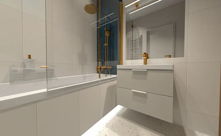 Współczesna łazienka z białymi płytkami, złotą armaturą i nowoczesnym oświetleniem.