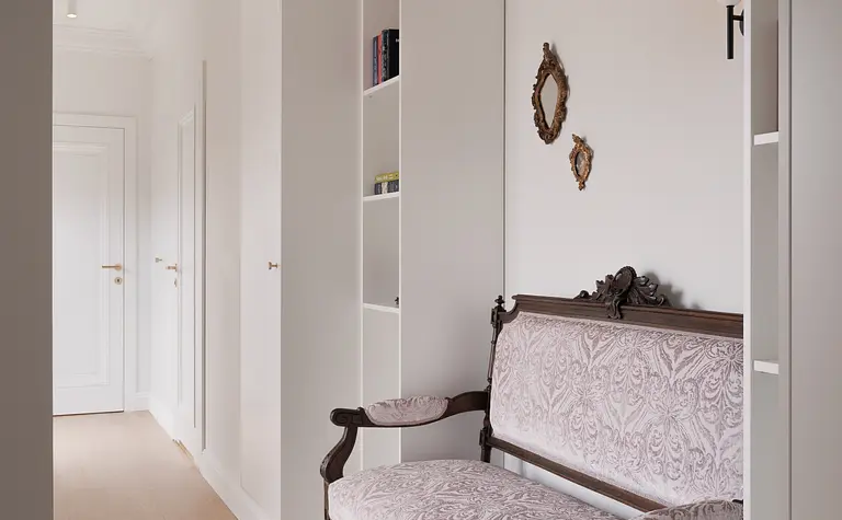 Eklektyczny przedpokój z vintage sofą i półkami na książki.