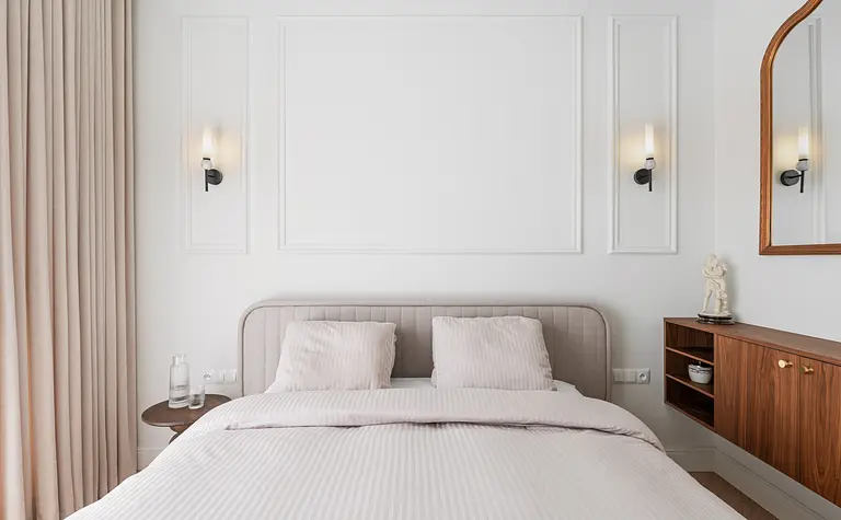 Sypialnia w stylu eklektycznym i vintage z beżowymi elementami.