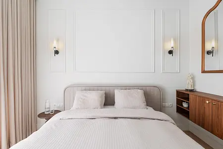 Sypialnia w stylu eklektycznym i vintage z beżowymi elementami.