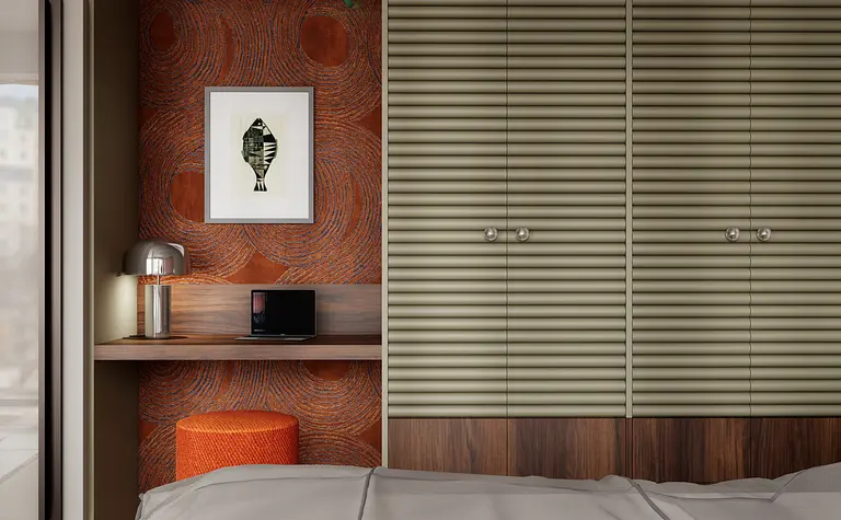 Wnętrze z brązowymi ścianami, biurkiem i lampą w stylu art deco, eklektycznym i vintage.
