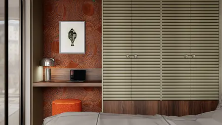 Wnętrze z brązowymi ścianami, biurkiem i lampą w stylu art deco, eklektycznym i vintage.