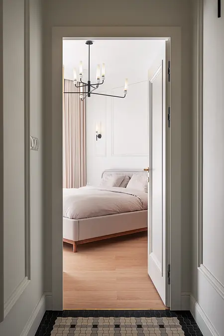 Wnętrze sypialni z eklektycznym i vintage stylem, jasne ściany, drewniana podłoga.