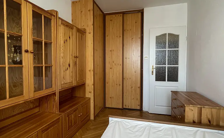 Wnętrze pokoju z drewnianymi meblami i białą ścianą, nowoczesny design.