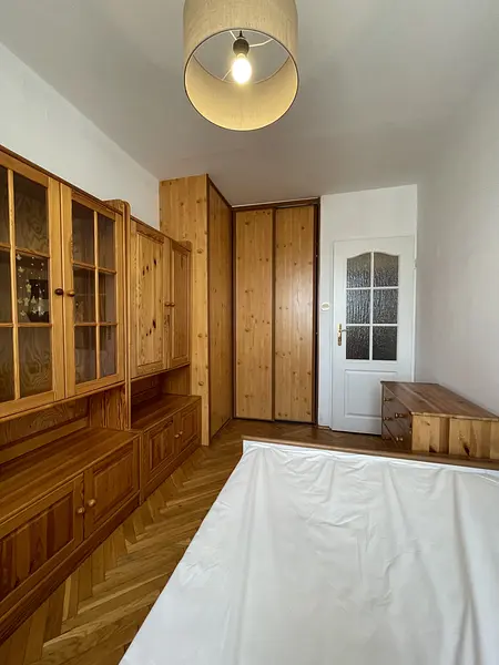 Wnętrze pokoju z drewnianymi meblami i białą ścianą, nowoczesny design.