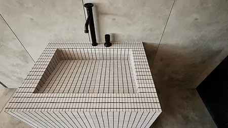 Łazienka z minimalistyczną umywalką, czarnym kranem i jasnymi płytkami w stylu minimaluxe